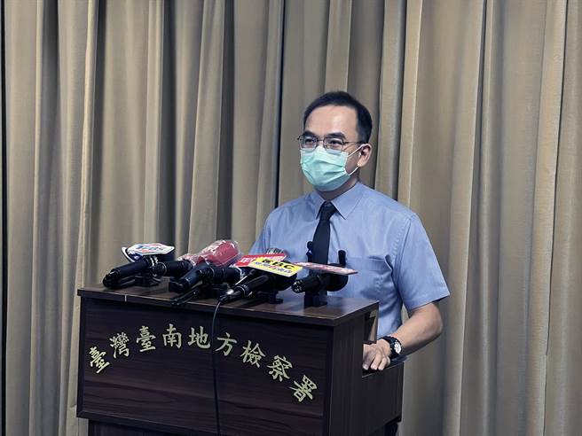 台南地检署襄阅主任检察官林仲斌公布杀警嫌犯林信吾逃亡期间的断点，较警方先前公布的多了3处。（洪荣志摄）