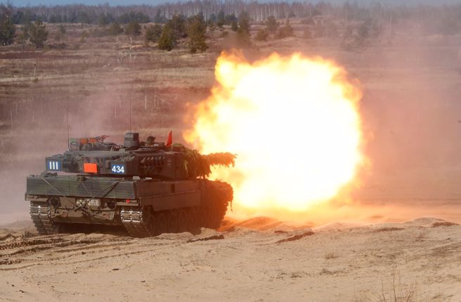 2021年北约水晶箭军事演习，德国陆军豹 2 坦克开火资料照。（路透社）