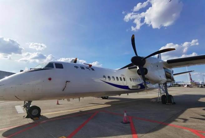 大陆制国产的「新舟60」高性能增雨作业飞机驰援重庆增雨抗旱工作。（新华网）