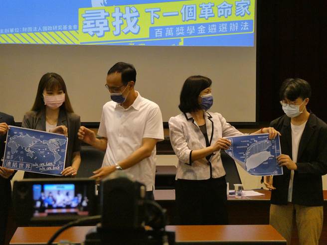 台南再发生杀警案，蔡总统再允诺强化警察执勤装备。国民党主席朱立伦今批评，每次发生类似不幸意外时，蔡总统都说一样的话，同样的话国人听了6年，有改进？民眾希望一个负责任的总统、负责任的政府，不能接受今天公祭、明天忘记。（周志豪摄）