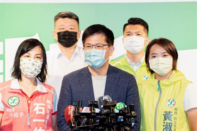 國民黨批評民進黨新北市長參選人林佳龍參選目的，主要是牽制新北市長侯友宜選總統，並非真心要做事。對此，林佳龍回應，他扮演攻守的位置，守好攻好，反而是對手不願直球對決，閃避很多重要問題。（林佳龍競辦提供）