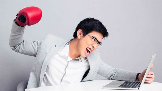 醫師表示，有病患暴怒下氣炸了，導致「氣胸」，經緊急插管才救回一命。( 示意圖 ／Shutterstock )