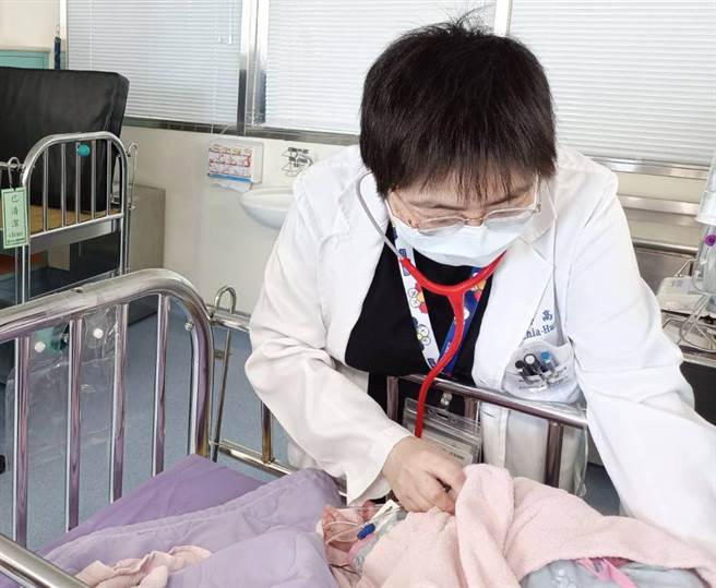 高佳慧医师检查婴儿排便状况。（梧栖童综合医院提供）