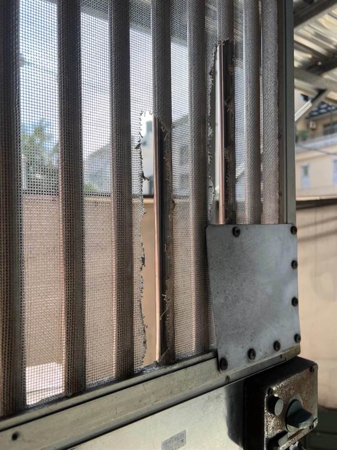 桃园警察分局武陵派出所8月中旬接连发生窃案，吴姓男子为好玩还烧毁纱窗。（翻摄照片）