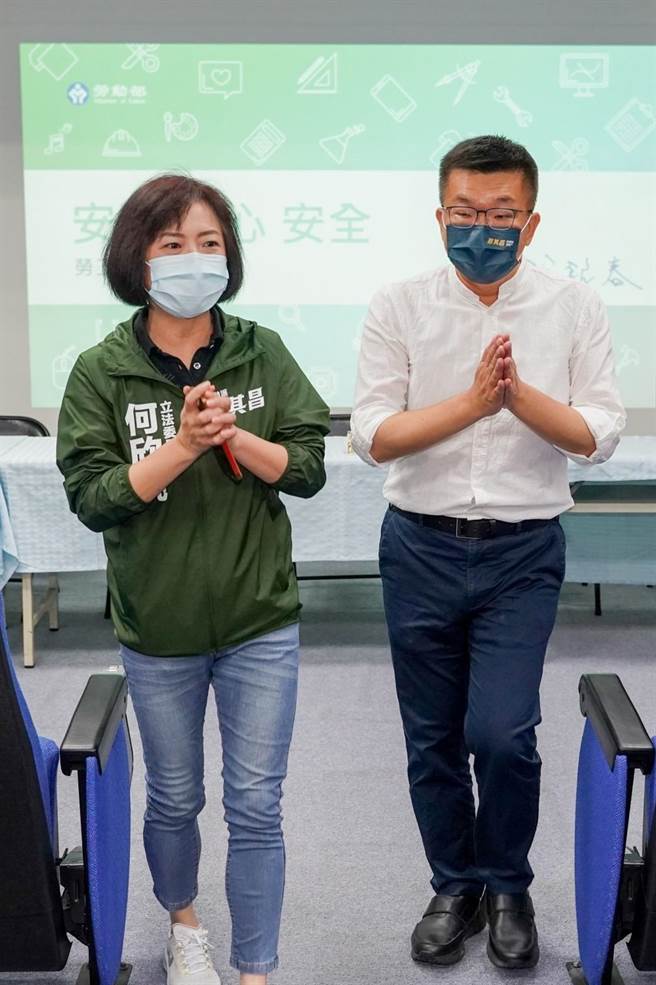 民進黨台中市長候選人蔡其昌（右）24日出席台中市職業總工會勞工政策與勞動權益促進座談會。（讀者提供／張妍溱台中傳真）