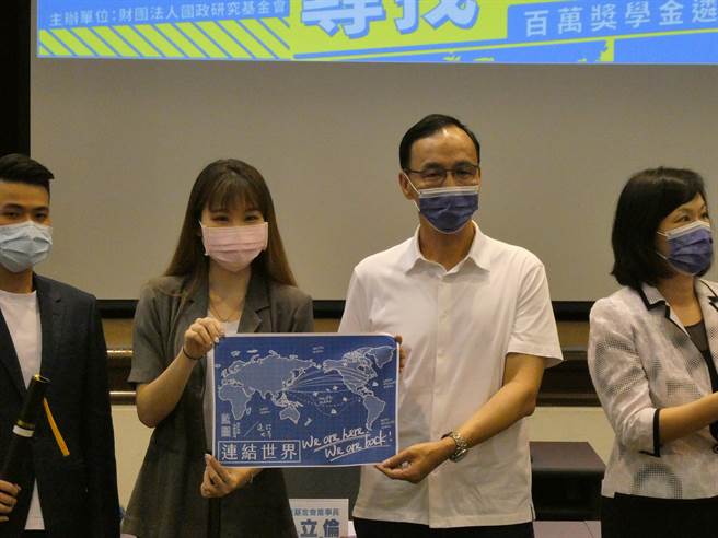 媒體報導國民黨前主席洪秀柱向中共總書記習近平誇口，「已買通島內大批軍政高層」，今遭洪提告。國民黨主席朱立倫今聲援，這樣荒謬內容，從頭到尾像是一個虛構故事，看起來就是一個完全不可能的事情，支持洪提告捍衛清白。（周志豪攝）