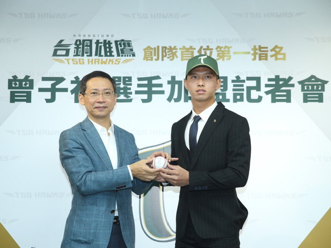 台鋼雄鷹董事長王炯棻（左）與「狀元郎」曾子祐。（陳怡誠攝）