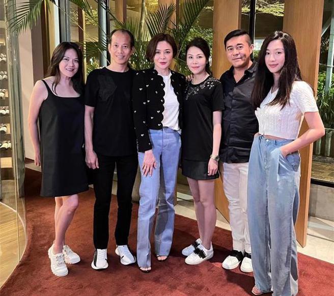 關之琳站在最中間，看起來依然貌美。(圖/關世華 微博)