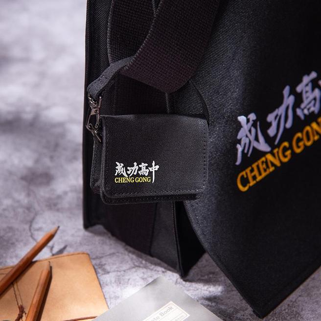 （欢庆成功高中百年校庆，书包立体悠游卡预购。 图／悠游卡公司提供）