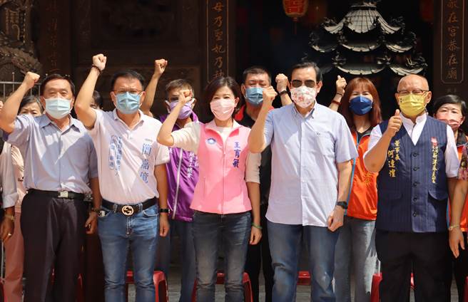 今前总统马英九到嘉义县辅选王育敏，一早先到嘉义县新港奉天宫参拜。（吕妍庭摄）