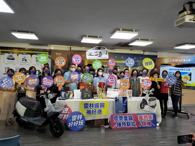 云林县府再度推出「慢游云林5百五告讚」累积消费500元抽400万奖品活动，发票登录平台今（24日）中午12点启动，只要7月14日起至11月30日止在云林县登记合法商店家、旅宿业、观光工厂等消费满100元以上的发票，都可在「慢游云林App」的抽奖登录，累积500元就可获1组抽奖序号。（周丽兰摄）