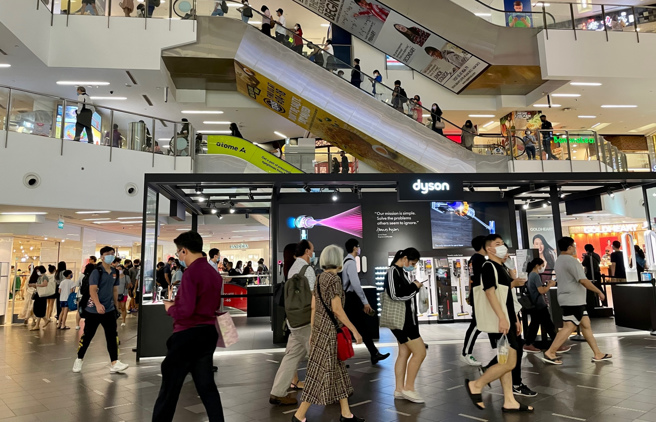 新加坡自29日起松绑室内口罩令，只有在医疗场所及搭乘地铁、公车等大眾运输工具时才强制戴口罩。（图／中央社）