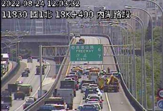 國道1號北上18公里24日中午發生車禍。（翻攝自記者爆料網）
