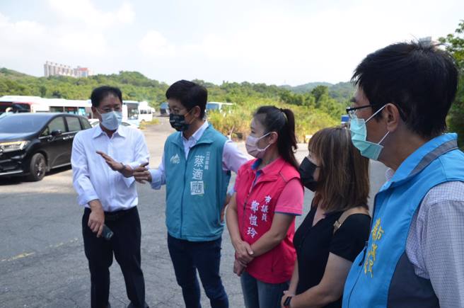 民进党基隆市长参选人蔡适应（左2）。（图／翻摄自蔡适应脸书）