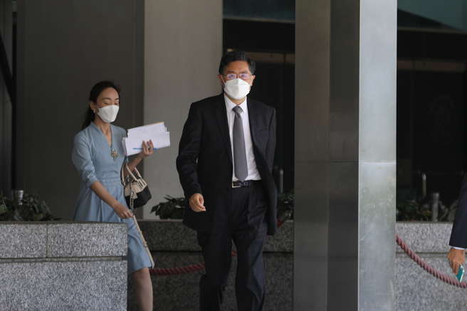 中國駐美大使秦剛（右）23日前往美國國務院大樓與美國副國務卿雪蔓會晤，會後步行離開時面色略顯凝重，拒絕接受媒體訪問。（圖／中央社）
