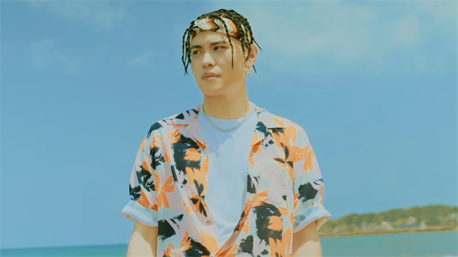 聖結石到海邊拍攝〈夏日戀情〉MV。（星恆娛樂提供）