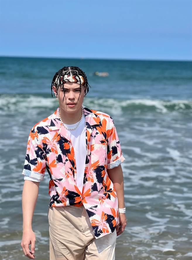 聖結石綁了潮流感十足的辮子頭拍攝MV。（星恆娛樂提供）