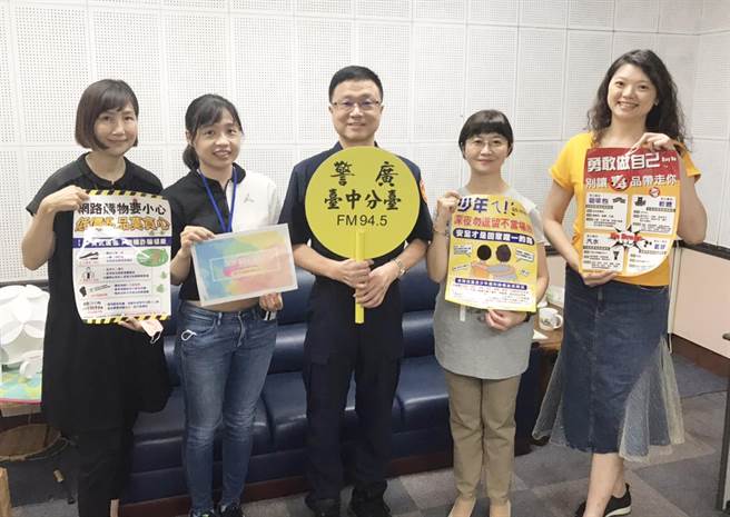 网路诈欺五花八门无所不在，丰原分局长刘安杰(中)特提醒民眾要注意小心防范。（警方提供）