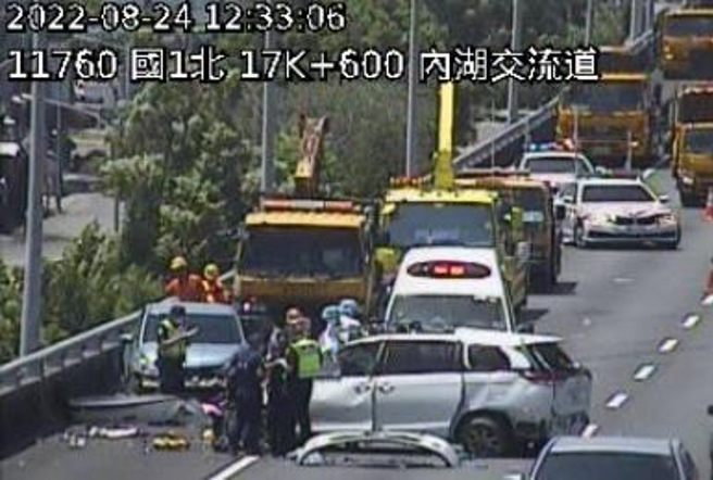 國道1號北上路段24日發生2車追撞，1名男駕駛從高架橋摔落平面道路，當場失去呼吸心跳。（翻攝自記者爆料網）