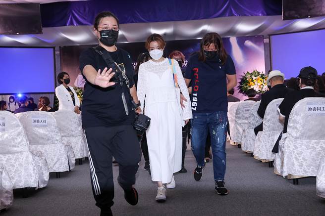 王瞳身穿艾成为她买的新衣出席追思会。（罗永铭摄）