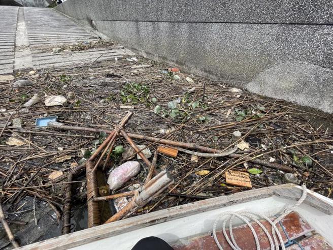 台湾湛蓝海洋联盟获海洋保育署111年海洋保育在地守护计画补助，与澄洋环境顾问、民权国中和在地木造帆船推广社团合作，共同规画与执行淡水河漂流物实验，24日公布研究成果，发现在淡水河左侧的新庄、三重沿岸为搁浅热点，同时也发现许多垃圾、死鱼。图为三重近忠孝桥漂流垃圾搁浅处。
（图/ 中央社）
