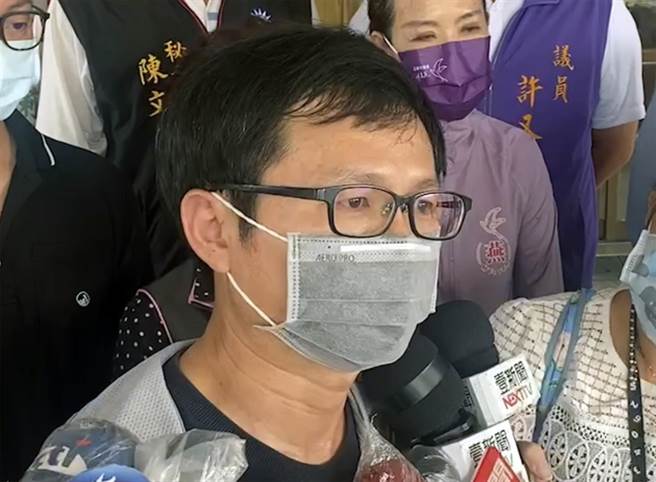 殉职警员曹瑞杰的叔叔，不满矫正署及明德外役监对外声称林嫌「逾假未归」，痛批这是「在家属的伤口上撒盐」。（洪荣志摄）
