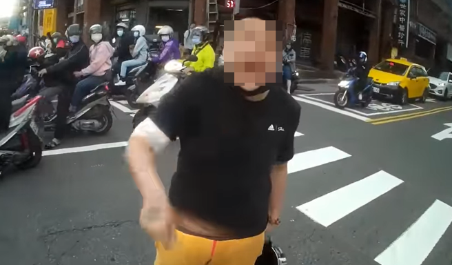 逆向男下车狂飙脏话还拿出铁棍要胁对方。(翻摄脸书爆废公社)