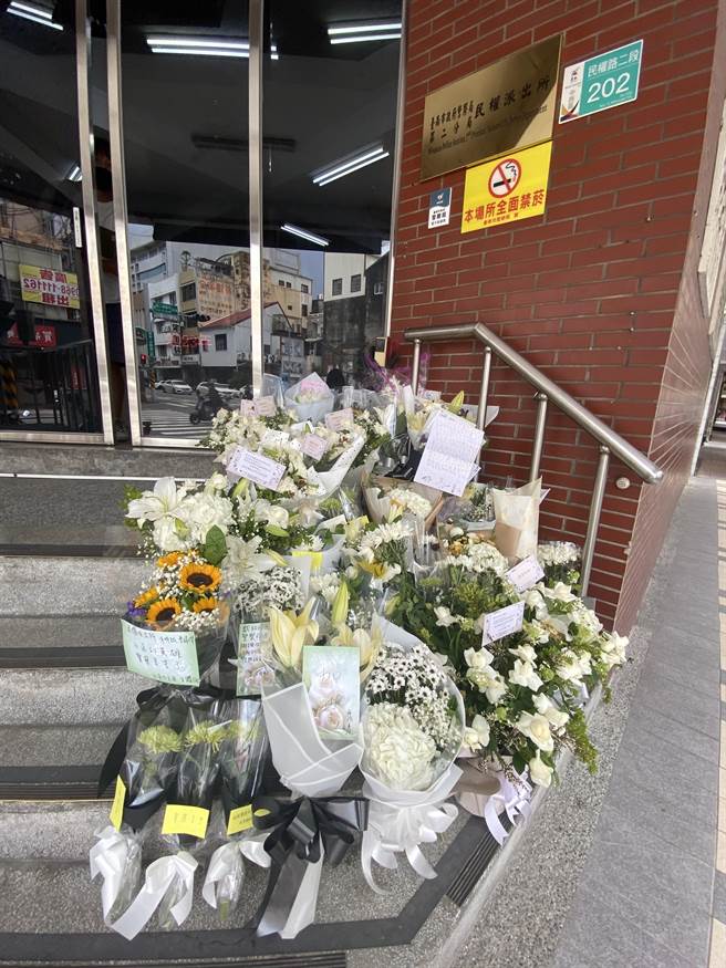 民權派出所2位員警不幸殉職，民眾紛紛到派出所前獻花，幫警察打氣加油。(曹婷婷攝)