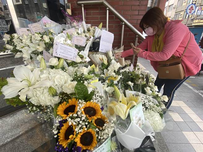 民權派出所2位員警不幸殉職，民眾紛紛到派出所前獻花，幫警察打氣加油。(曹婷婷攝)