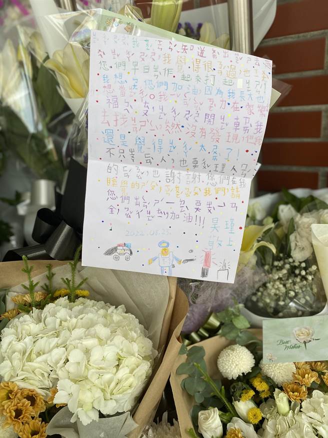 小朋友滿滿注音手寫卡片讓人鼻酸。(曹婷婷攝)
