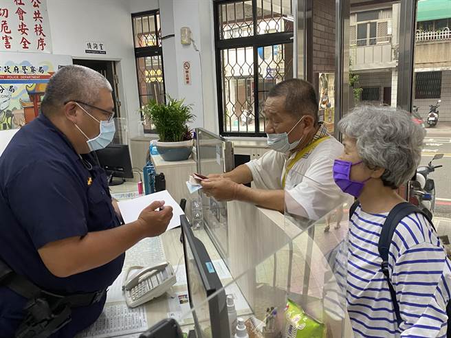 從高雄來台南訪親友的林姓夫妻掏光身上現金，表明要包奠儀，聊表心意。(曹婷婷攝)