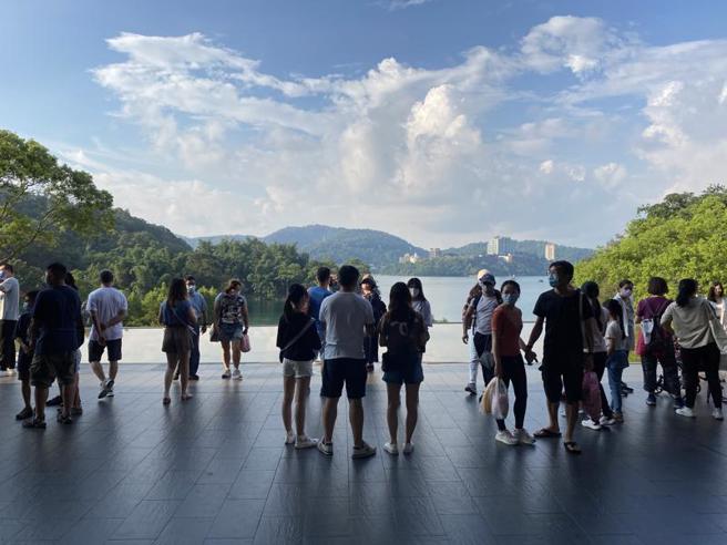 迎接中秋节连假，交通部公路总局预估日月潭、清境地区、合欢山将涌入大量人车，建议当天往返者提早抵达、过夜者午后进入。图为日月潭向山行政暨游客中心。（图/ 中央社）