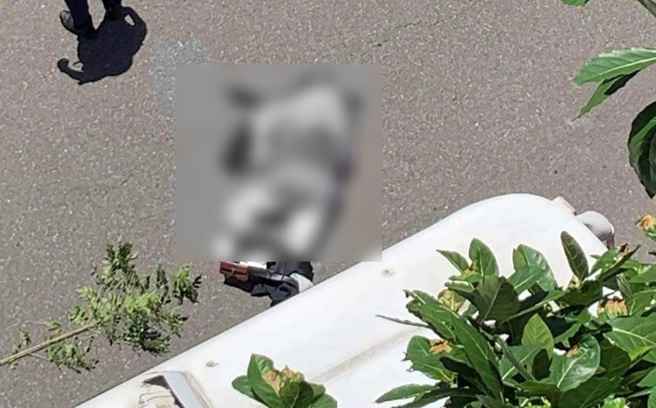 男駕駛疑似因未繫安全帶，遭撞自車外噴飛，一路從高架摔至平面道路。（圖／民眾提供）