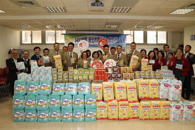 新北市新庄区的5个在地扶轮社24日上午在新庄及委五林社福中心，共同捐赠弱势家庭尿布与奶粉，市值超过10万元，由社会局副局长许秀能代表受赠。(新北市社会局提供)