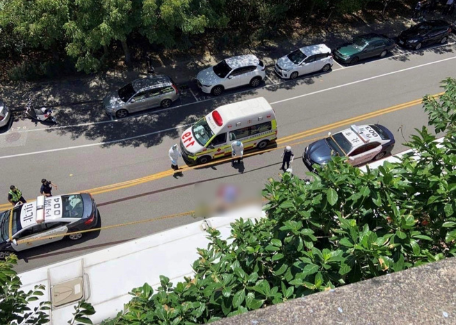 男駕駛疑似因未繫安全帶，遭撞自車外噴飛，一路從高架摔至平面道路。（圖／民眾提供）