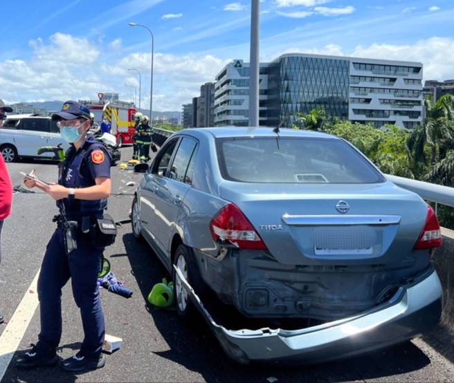 國道1號北上汐五高架24日上午發生車禍。（圖／民眾提供）