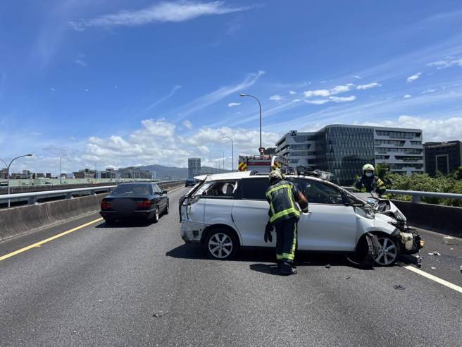國道1號北上汐五高架24日上午發生車禍。（圖／民眾提供）