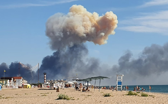 在乌克兰猛烈轰炸下，克里米亚岛上的萨基（Saky）8 月 9 日冒出阵阵浓烟。（美联社）