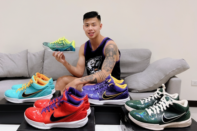 桃园云豹新秀陈孝榕分享自己的Kobe收藏品，并将偶像Kobe刺在左手手臂上。（桃园云豹提供）