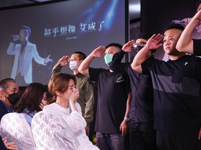 王瞳在追思会上难过泪崩，许多好友、教会友人到场致意。（罗永铭摄）