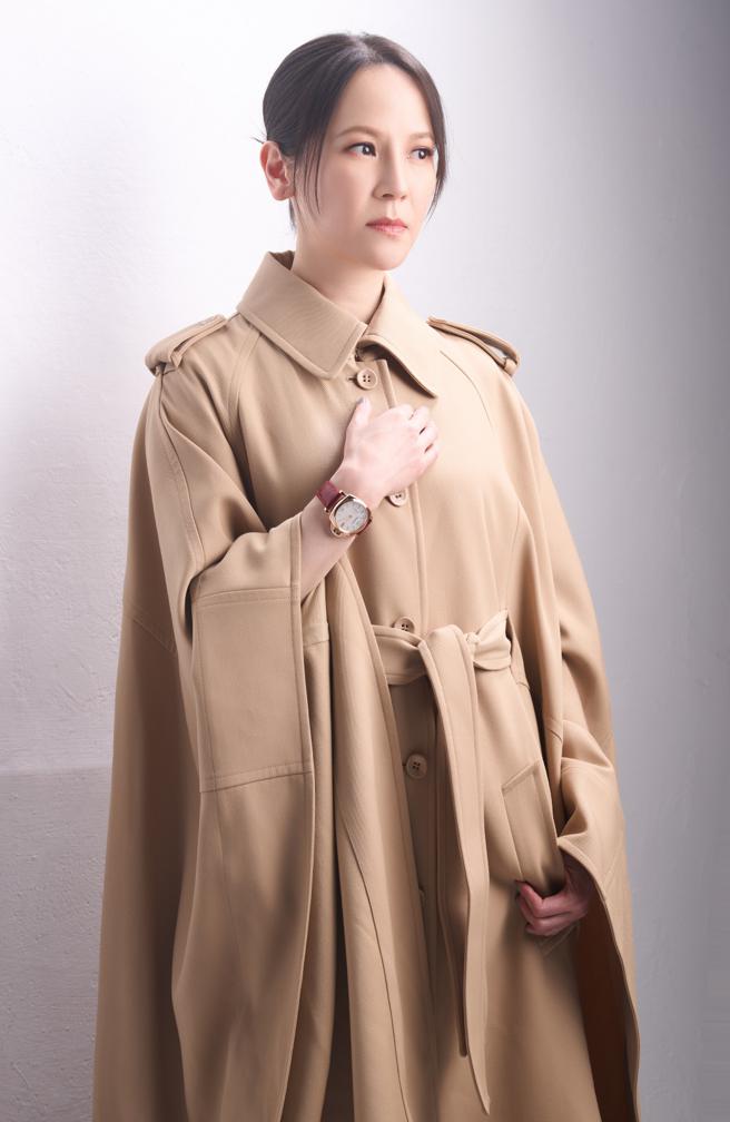 金曲歌后楊乃文的「繆斯MUSE」演唱會將在10月底登場，佩戴沛納海（Panerai）Luminor Due珍珠母貝紅金腕表（53萬元）優雅時尚，展現歌壇女爵風采，令人期待。（JOJ PHOTO攝，服裝提供／CHLOE）