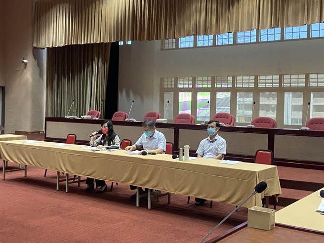 台北市長柯文哲（中）今中午率領市府各局處首長前往議會向國民黨團說明112年重大預算案。（陳薏云攝）