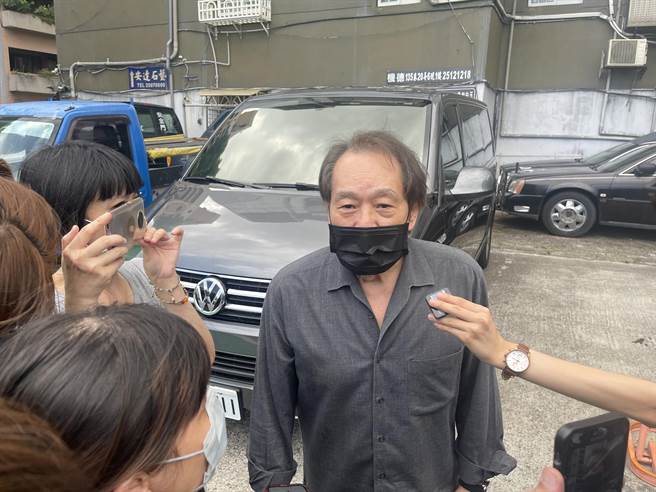 张魁心疼余天夫妇丧女。（池宗玲摄）