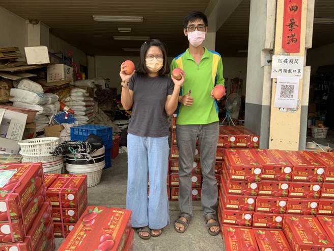 燕巢区青农林茂生（右）就是一个成功例子，，他偶然间看到高雄市政府农业局在推广「小农电商辅导计画」，决定尝试看看新通路，将自家种植的好口碑芒果上架「雄狮严选电商平台」，短短3天内就销售上千箱，更建立了好口碑。（高雄市农业局提供／林雅惠传真）