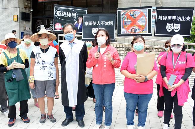 屏东县议员参选人梁梅瑛（右三）直指竞选对手恶意诽谤，在支持者陪同下赴屏检提告。（林和生摄）