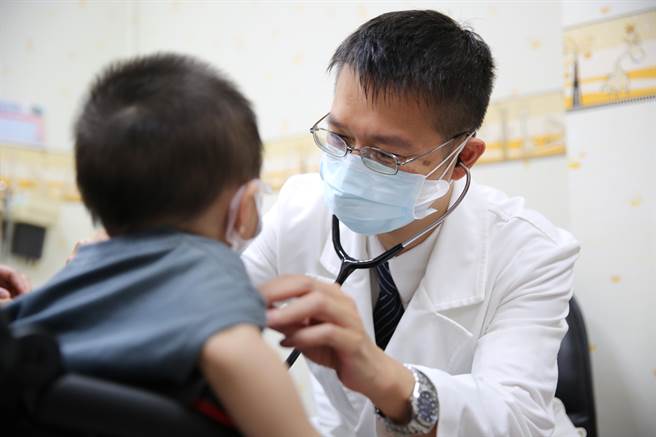 花蓮年僅11個月大余姓男嬰體內長出2顆約1.5公分的腎結石，造成急性腎臟發炎，經花蓮慈濟醫院醫護團隊使用全院最小尺寸的腎臟鏡，以「經皮腎鏡取石手術」順利將腎結石夾出後，已康復出院。（花蓮慈濟醫院提供／羅亦晽花蓮傳真）