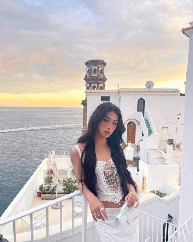 小哈利超紧马甲装中间透露蜘蛛刺青。(图/小哈利 IG)