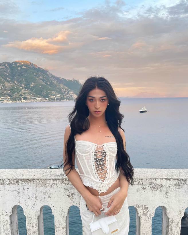 小哈利曾受访透露，女装只是一件衣服。(图/小哈利 IG)