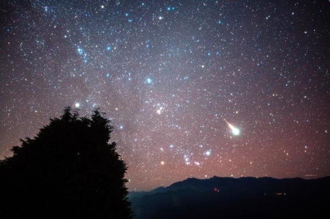 林务局嘉义林区管理处与嘉义市天文协会合作于9、10月推出「仲秋游星空」天文生态体验营，游客除体验被繁星包围外，还有机会看见流星。
（图/ 中央社）