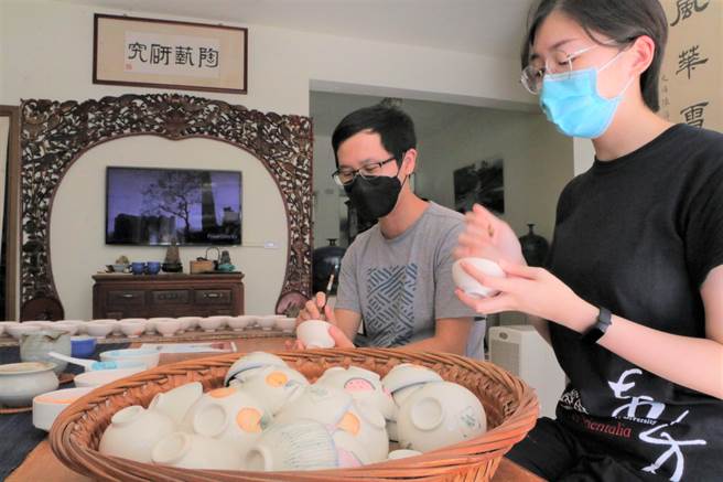 莺歌陶瓷博物馆为了推广三莺文化，与新北市美术馆携手推出三莺文化廊带品牌「莺式生活」活动，串联莺歌、三峡两地8处艺文工作室，举行各式DIY课程。（蔡雯如摄）